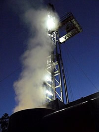 Bohrturm in Groß-Schönebeck in der Nacht für Geothermie