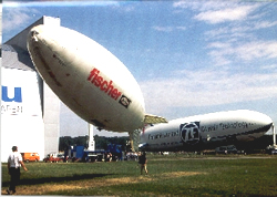 Solarluftschiff Lotte mit dem Zeppelin NT im Hintergrund